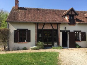 Exterior - A quiet, comfortable Sologne-style vacation rental with a lake and a pool—ideal for families (Langon-sur-Cher)