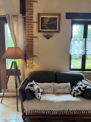 Living area - A quiet, comfortable Sologne-style vacation rental with a lake and a pool—ideal for families (Langon-sur-Cher)