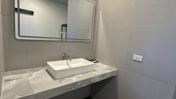 Studio, 1 kingsize bed, niet-roken, uitzicht op tuin | Badkamer | Een douche, een haardroger, handdoeken, zeep