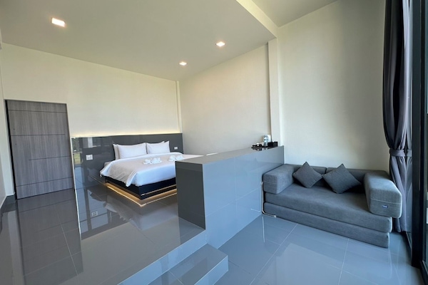 Studio, 1 King Bed, Non Smoking, Garden View | Desk, free WiFi