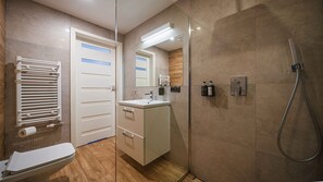 Apartment (2C) | Badezimmer | Dusche, Handtücher