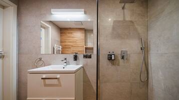 Apartment (2C) | Bathroom | Shower, towels