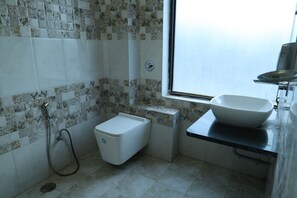 Suite familiar, vista a la ciudad | Baño | Regadera, toallas, jabón, shampoo 