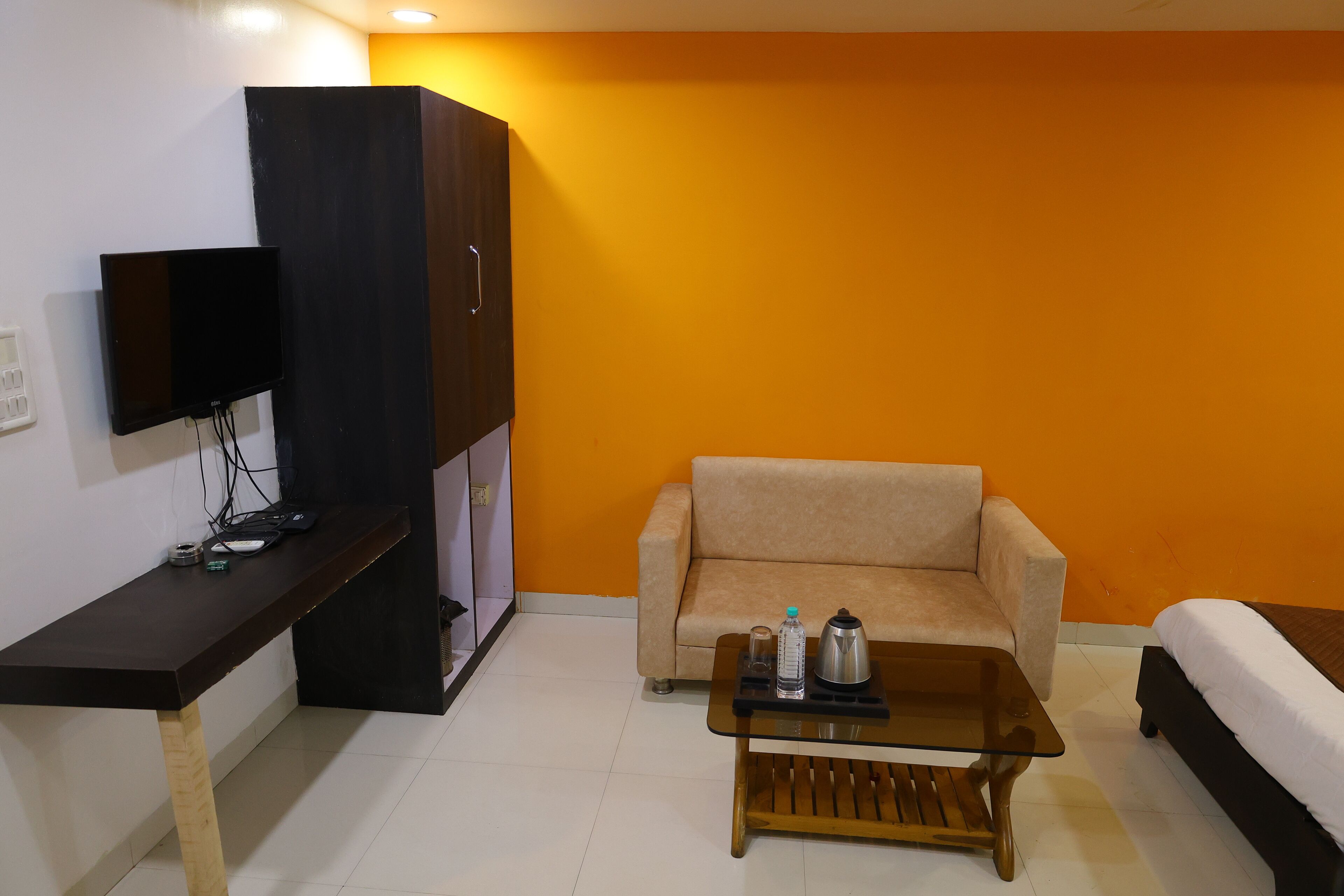 Family Suite, City View | Living area