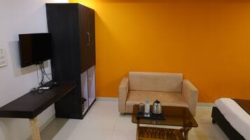 Family Suite, City View | Living area