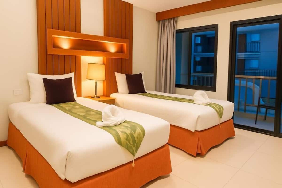 Habitación con 2 camas individuales, balcón, vistas a la ciudad