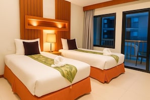 Habitación con 2 camas individuales, balcón, vistas a la ciudad