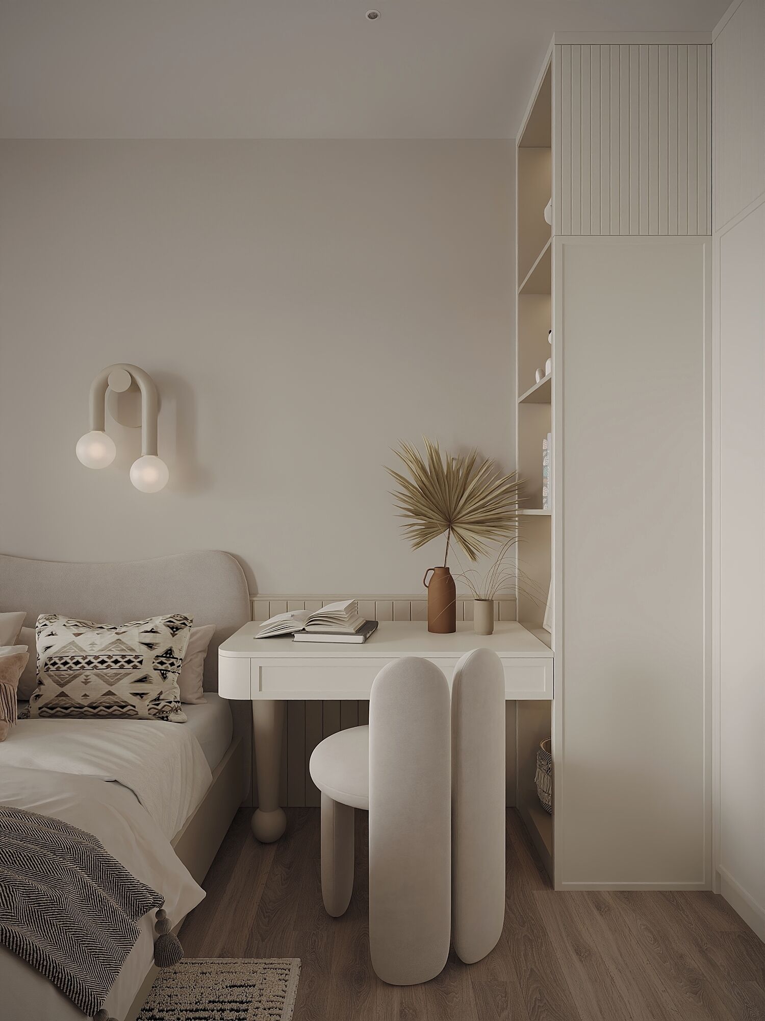 Ett minimalistiskt sovrum med en säng, ett sängbord och ett skrivbord med en stol.