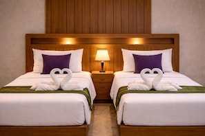 Habitación con 2 camas individuales, balcón, vistas a la ciudad