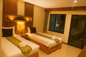 Habitación con 2 camas individuales, balcón, vistas a la ciudad