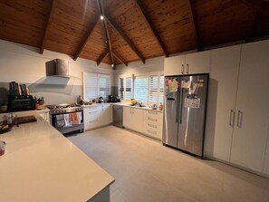 Fridge, microwave, coffee/tea maker, cookware/dishes/utensils - 3-Bedroom Coastal Escape Walk to MacMasters Beach (MacMasters Beach)