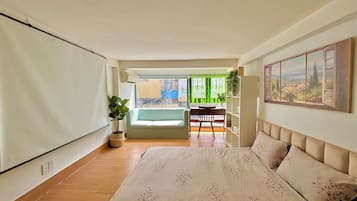 Escritorio, espacio para trabajar con laptop y cortinas blackout