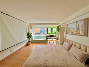 Leilighet – basic, byutsikt | Skrivebord, skrivebord for bærbar PC, blendingsgardiner og lydisolert