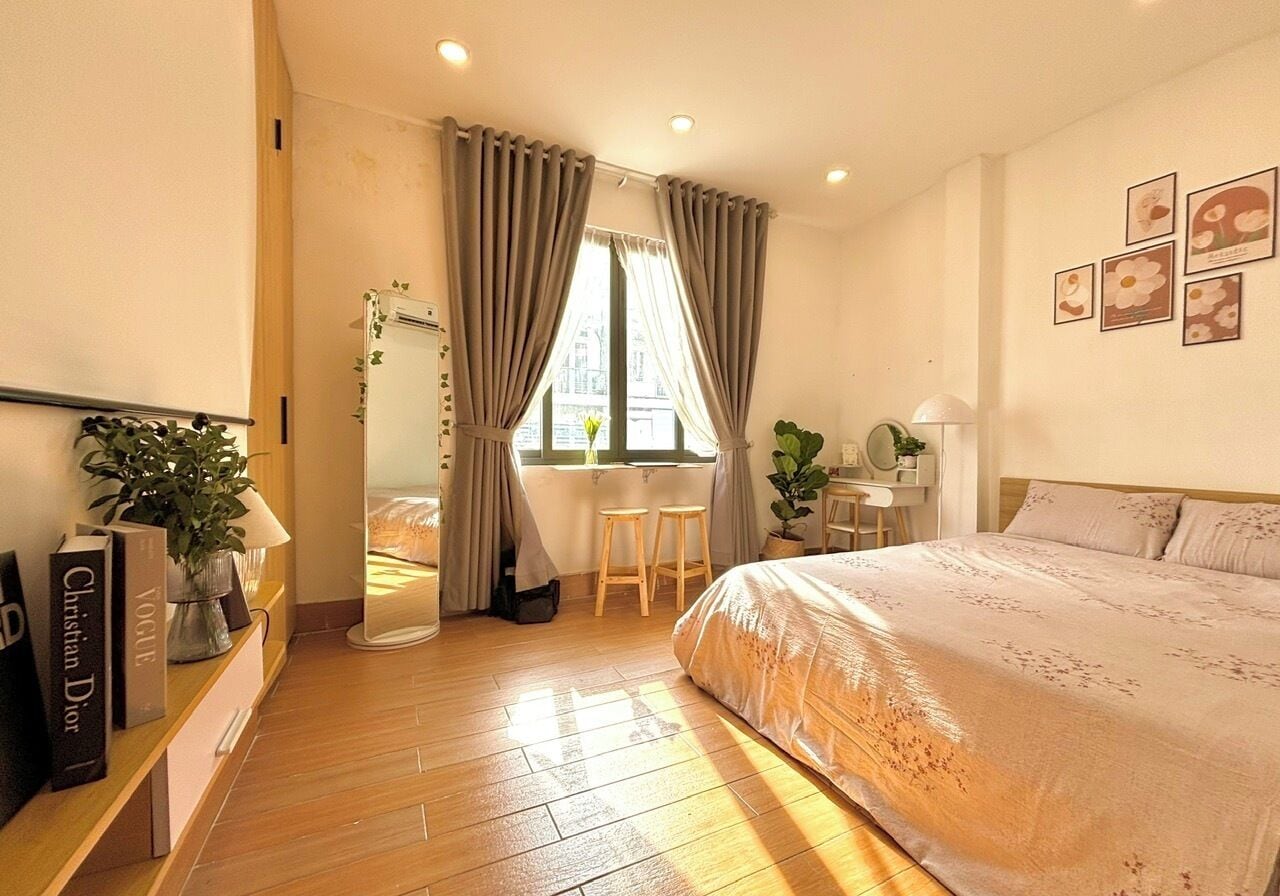 Escritorio, espacio para trabajar con laptop y cortinas blackout 