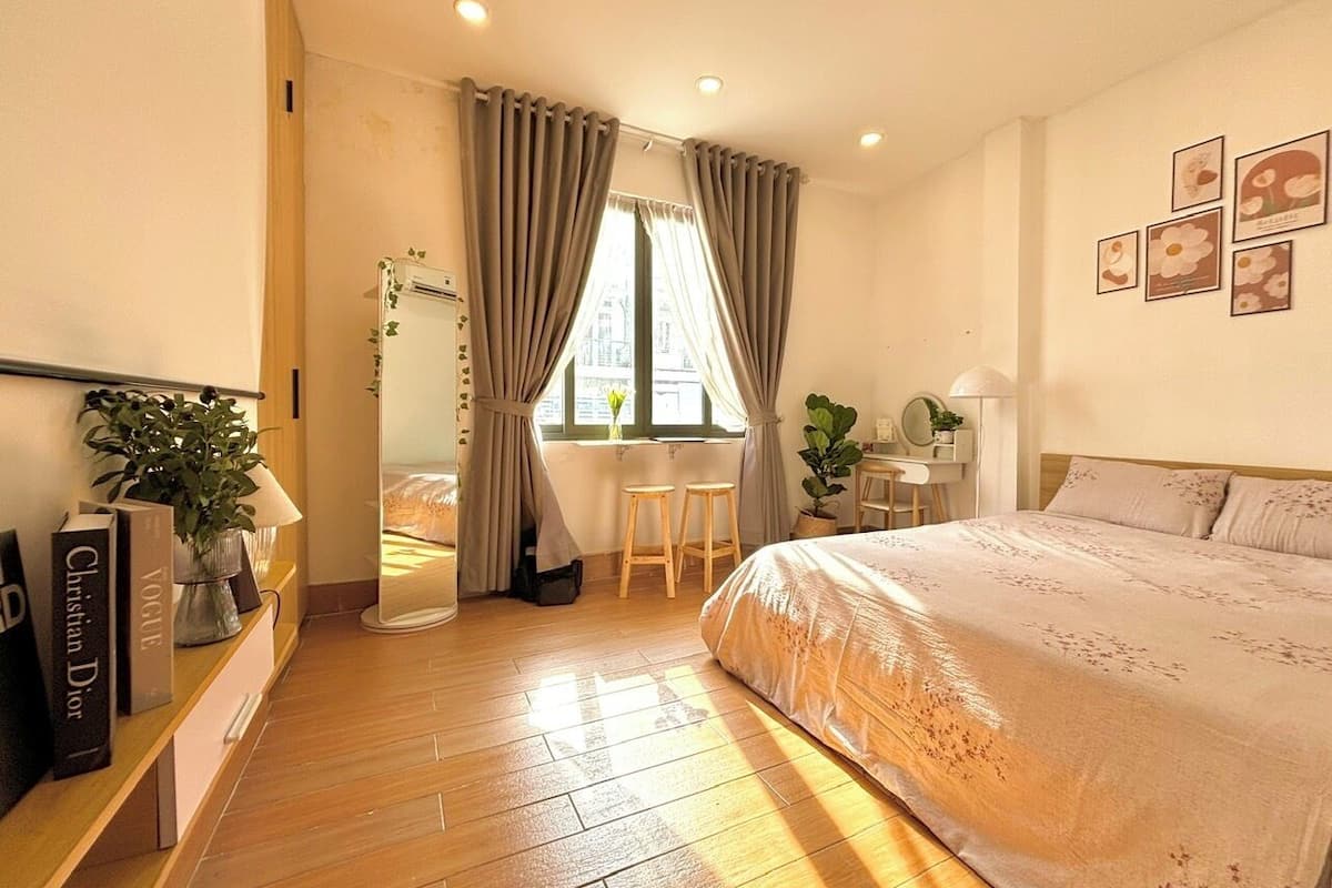 Escritorio, espacio para trabajar con laptop y cortinas blackout