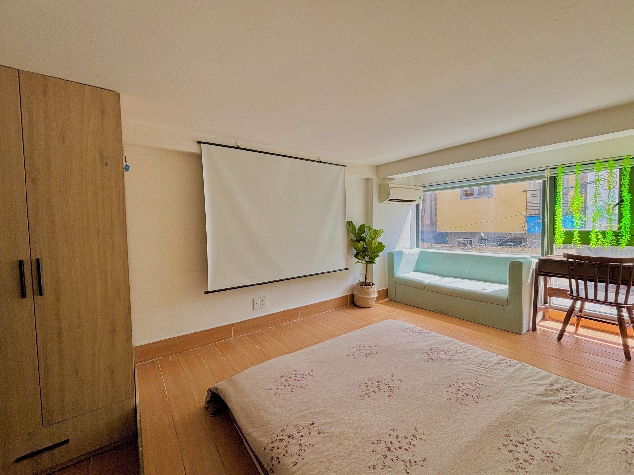 Escritorio, espacio para trabajar con laptop y cortinas blackout 