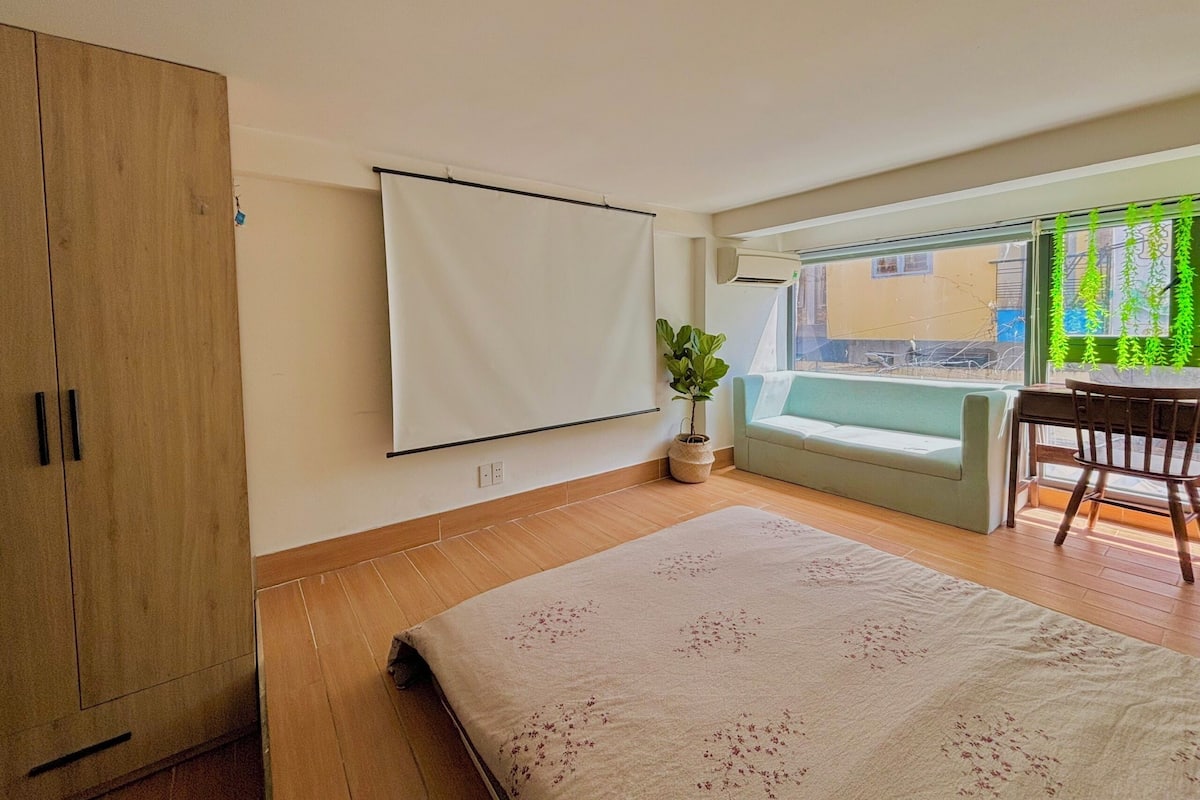 Escritorio, espacio para trabajar con laptop y cortinas blackout