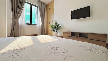 Escritorio, espacio para trabajar con laptop y cortinas blackout