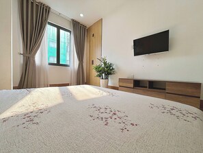 Escritorio, espacio para trabajar con laptop y cortinas blackout 