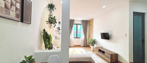 Deluxe Studio, City View | Desk, laptop workspace, blackout drapes, soundproofing