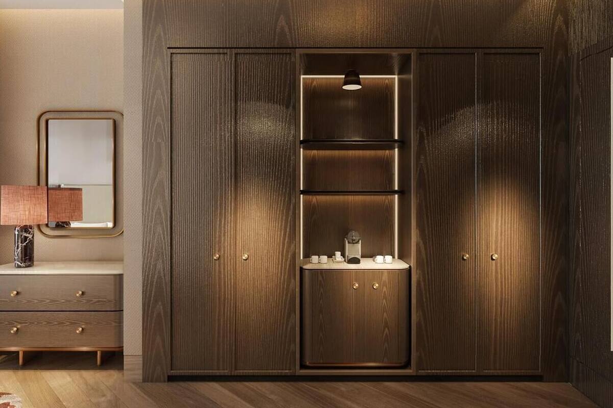 Ein modernes Schlafzimmer mit einem Holfischschrank, einem Nachttisch mit Lampe und einem Spiegel.