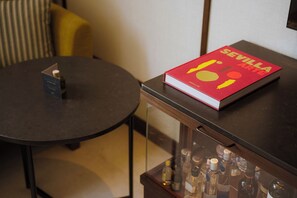 Ylelliset vuodevaatteet, untuvapeitot, minibaari, tallelokero huoneessa