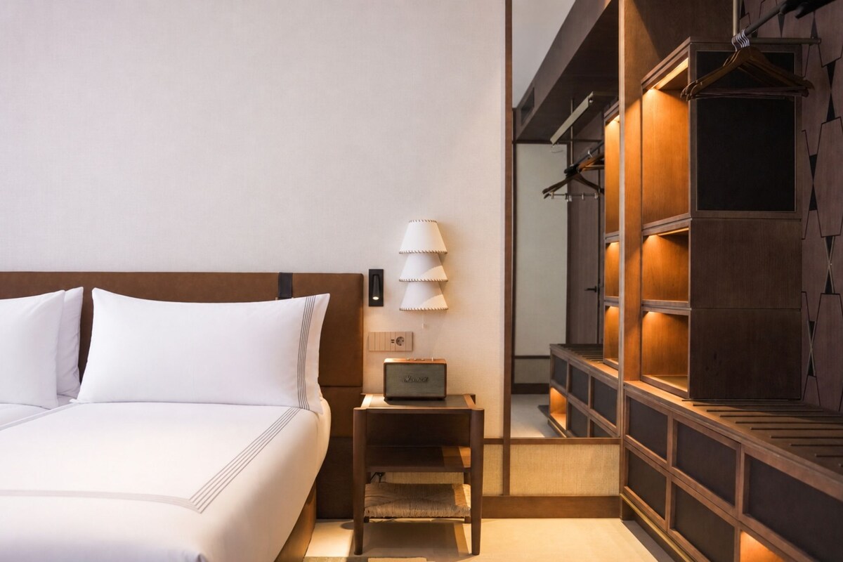 Premium bedding, down comforters, minibar, in-room safe