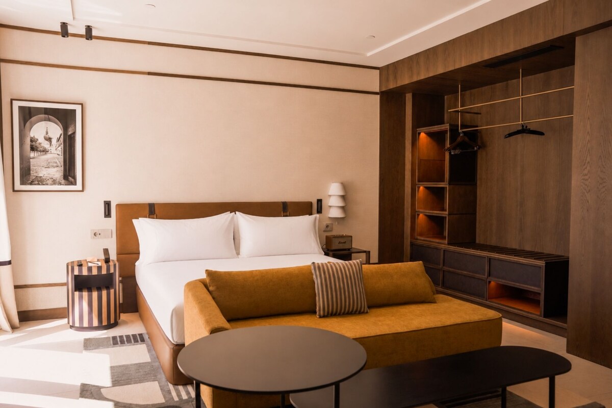 Deluxe Room, 1 King Bed, City View | Premium bedding, down duvets, minibar, in-room safe