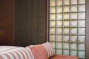 Premium bedding, down duvets, minibar, in-room safe - Thompson Seville, by Hyatt (Seville)