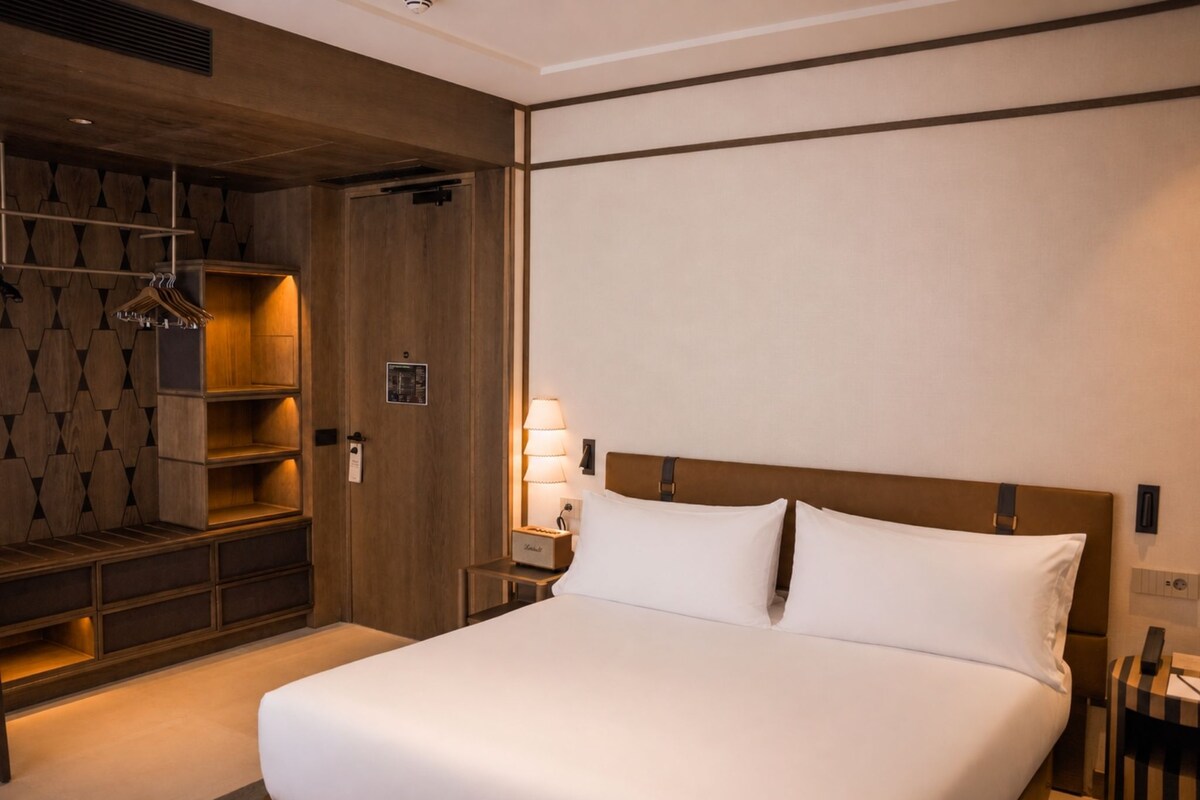 Room, 1 King Bed | Premium bedding, down duvets, minibar, in-room safe