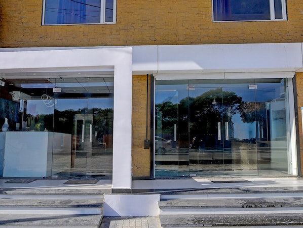 A modern building with glass doors and a white facade. - Townhouse Mahamrityunjay Dwar Ujjain (Ujjain)
