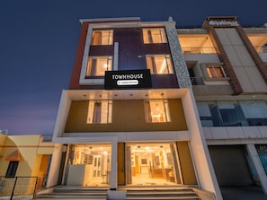 A multi-story building with a sign reading "TOWNHOUSE Company-Serviced". - Townhouse Mahamrityunjay Dwar Ujjain (Ujjain)
