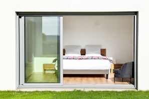 Une chambre à coucher avec un lit, une chaise et une petite table.