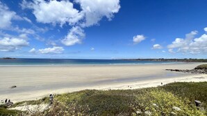 A beach with a clear sky and calm sea. - Architect-designed villa with sea view (Le Conquet)