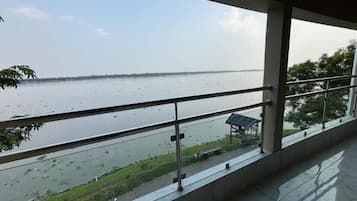 Rom – exclusive, balkong, elveutsikt | Overnattingsstedets uteområder