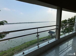 尊爵客房, 陽台, 河景 | 住宿一隅