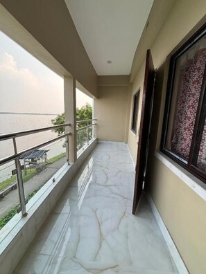 Camera Exclusive, balcone, vista fiume