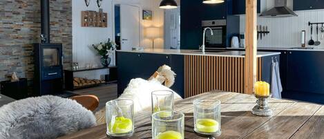 Refrigerador, parrilla de estufa, lavavajillas y cafetera y tetera