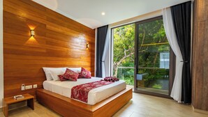 Quarto moderno com cabeceira de madeira, uma cama grande com roupa de cama vermelha e branca, uma mesa de cabeceira e vista para o verde através de uma porta de vidro deslizante.