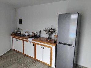 Réfrigérateur, micro-ondes, plaque de cuisson, cafetière/bouilloire