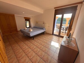 Een strijkplank/strijkijzer, wifi, beddengoed