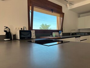 Réfrigérateur, micro-ondes, four, plaque de cuisson