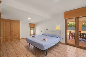 3 bedrooms, iron/ironing board, WiFi, bed sheets