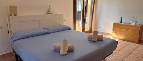 Iron/ironing board, WiFi, bed sheets