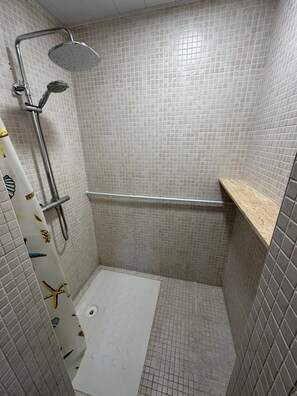 Dusche, Haartrockner, Handtücher