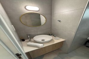 Shower, hair dryer, towels, soap - Wake up by the Sea 1 bed Penthouse just 50m from the beach in Pernera (Paralimni)