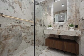 Shower, hair dryer, towels, shampoo - Elegant Apartment in the Center | Parking & Balcony (Warszawa)