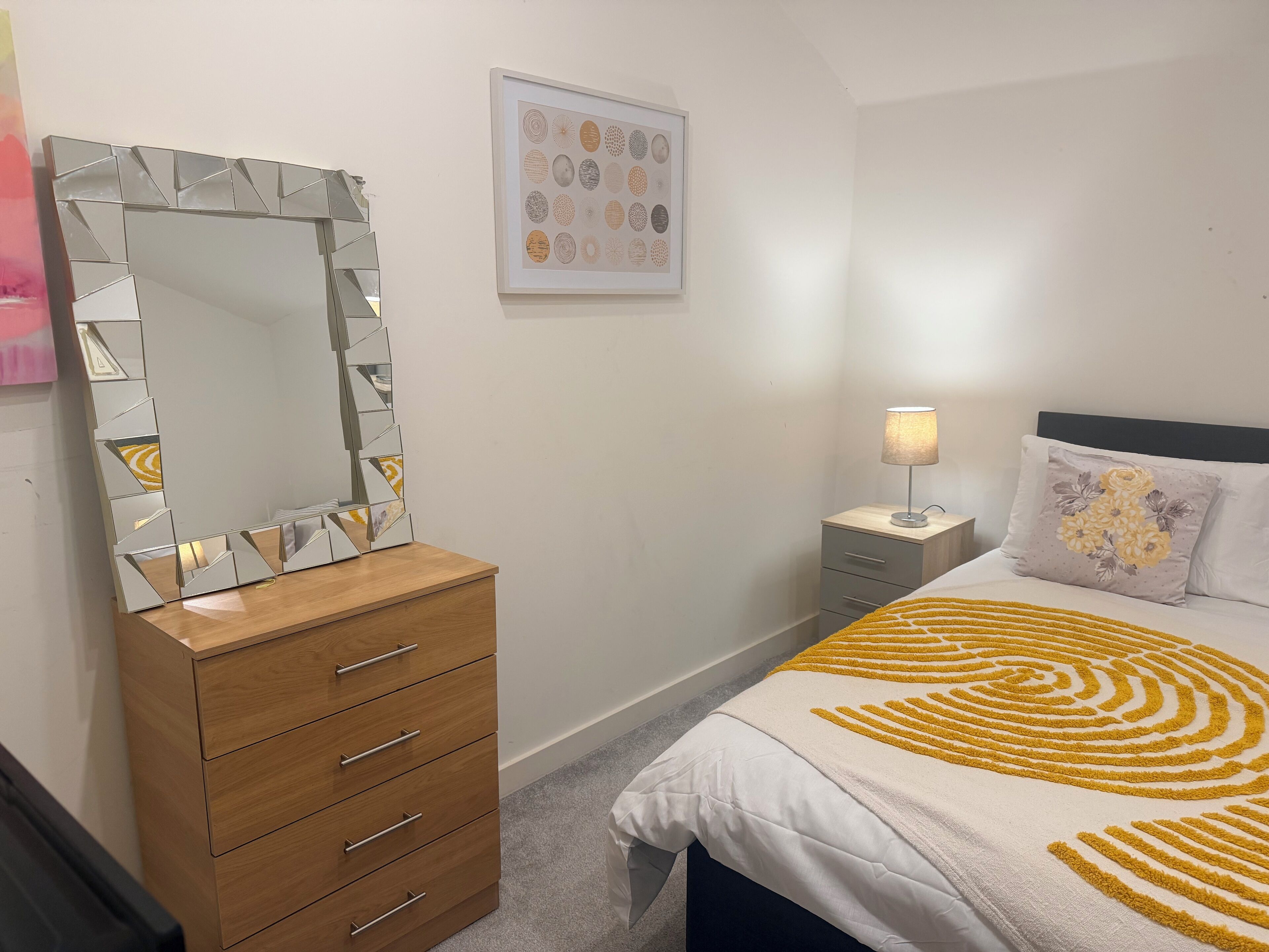 2 多间卧室、熨斗/熨衣板、上网接入、床单