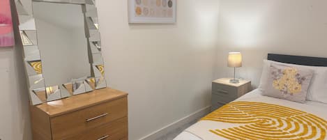 2 多间卧室、熨斗/熨衣板、上网接入、床单