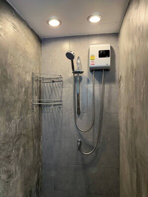 Shower - Charming 1-Bedroom Apartment Near Bangrak Beach (Chang Wat Surat Thani)